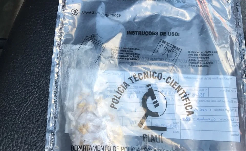 Pedras de crack encontradas no bolso de Joana D'arc