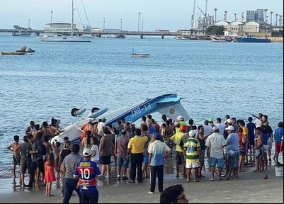 Avião cai no mar de Fortaleza
