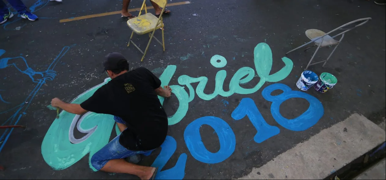 Pintor decorando a rua