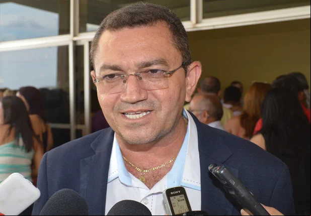 Prefeito Padre Walmir confirma exoneração de secretários 