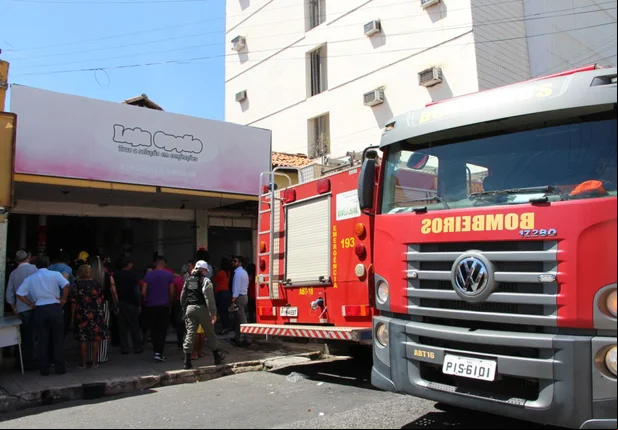 Incêndio atinge loja de roupa e sucata em Teresina