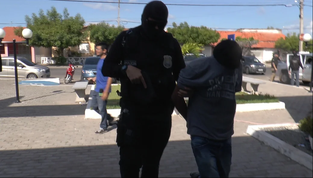 Polícia prende acusados de tráfico de drogas