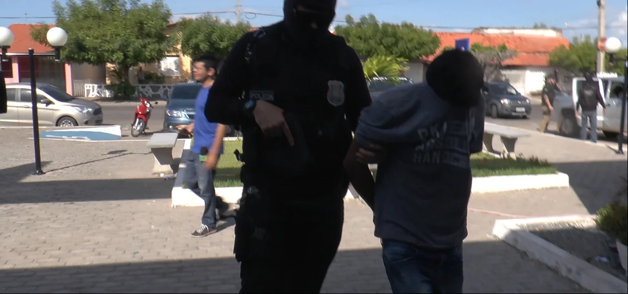 Polícia prende acusados de tráfico de drogas