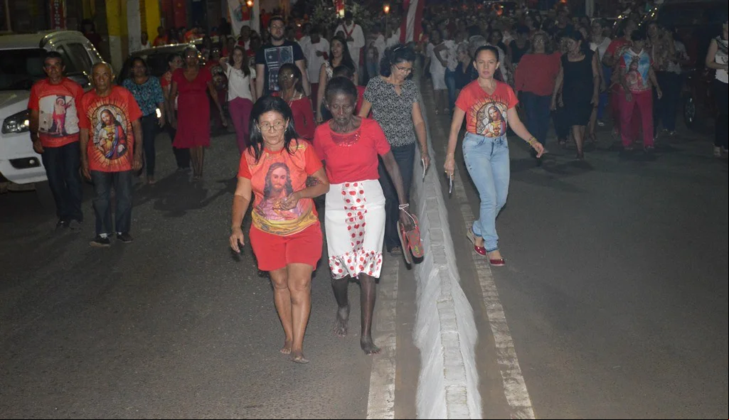 Devotas acompanham a procissão de pés descalços
