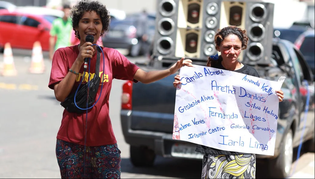 Manifestantes em frente ao TJ