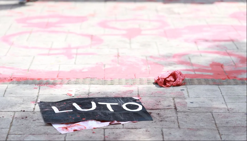 Pintura no chão remete ao sangue derramado pelas mulheres assassinadas