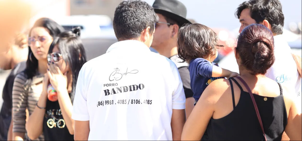 Familiares e amigos se despedem de Cizinho durante velório