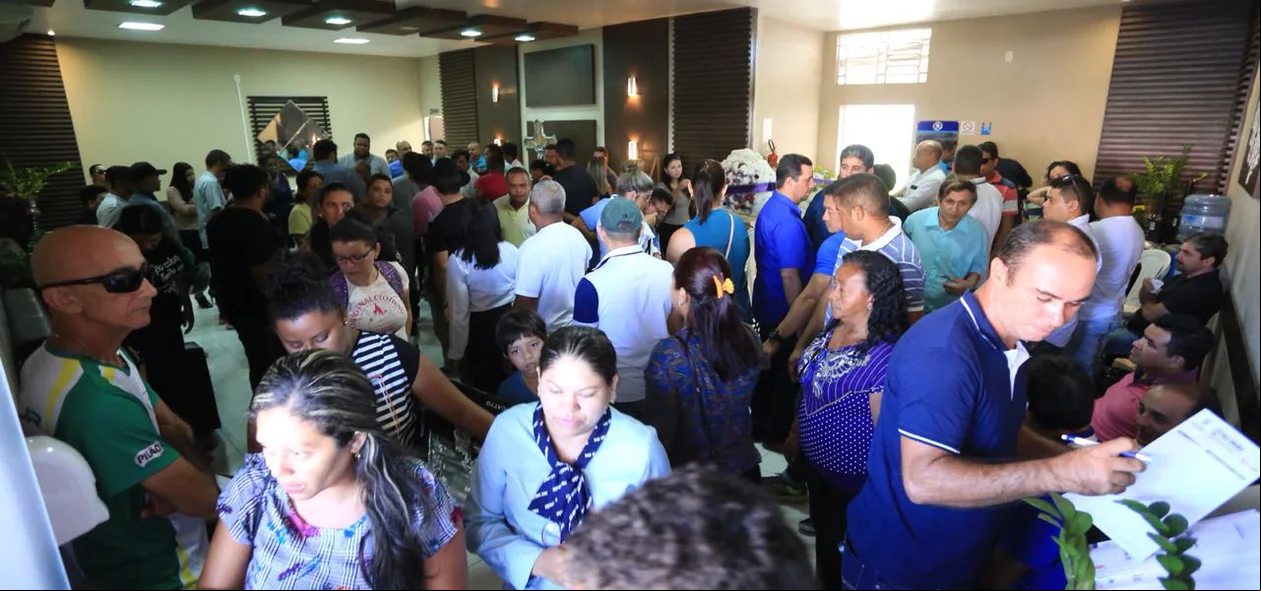 Familiares se despedem de Cizinho em velório