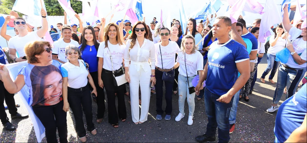 Iracema Portella com militantes