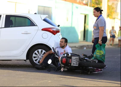 Colisão entre um HB20 e uma motocicleta