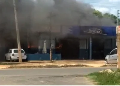Incêndio atinge oficina de carros no Loteamento Porto Alegre