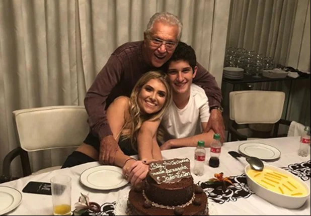 Carlos Alberto de Nóbrega ao lado dos filhos 