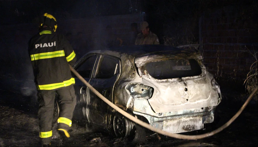 Bombeiros controlando as chamas do veículo
