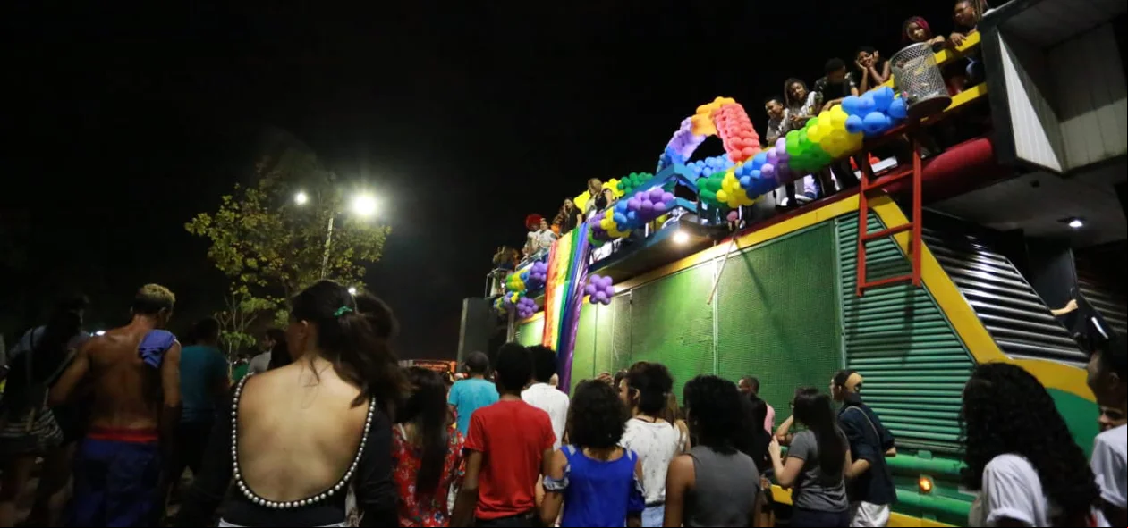 Público acompanha o trio na 17ª Parada da Diversidade