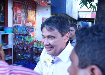 Wellington Dias em caminhada pelo bairro Satélite