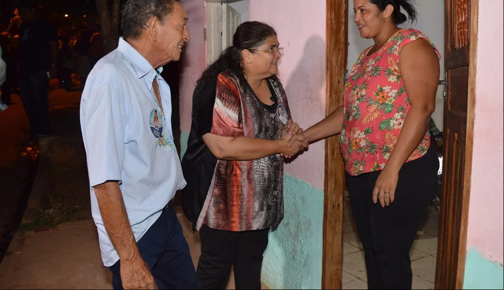 Ao lado de Gil Paraibano Belê cumprimenta moradora