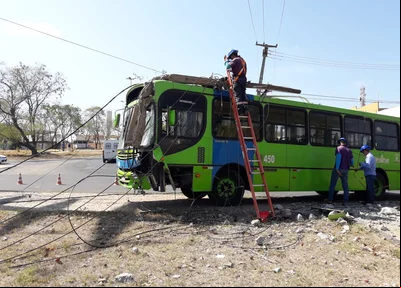 Ônibus que faz linha para a zona sudeste colidiu em um poste