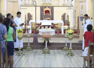 Católicos acompanhando o velório do arcebispo