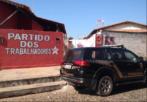 Polícia Federal na sede do diretório do PT em Parnaíba