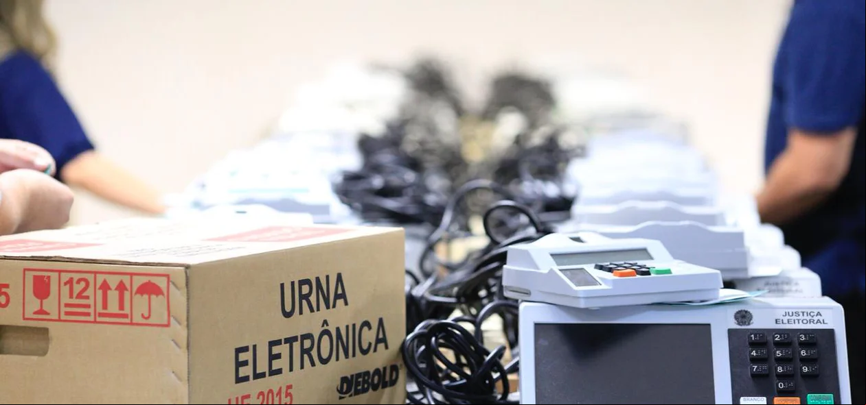 Dados são inseridos em urnas no TRE-PI