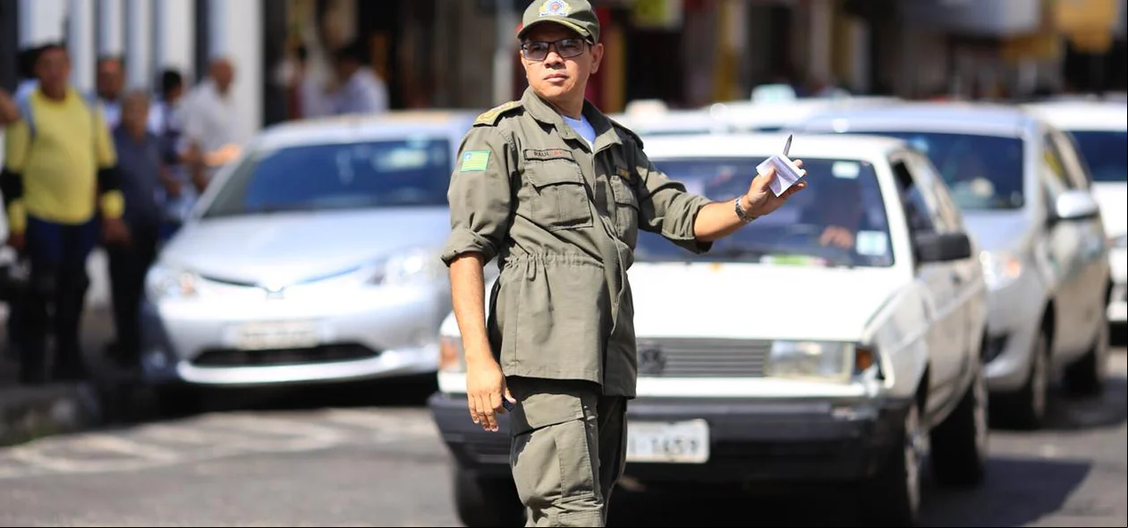 Policiais controlam o trânsito no local 
