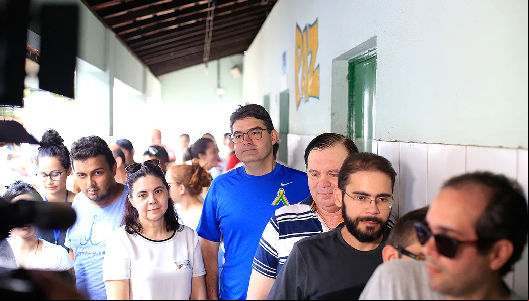Luciano esperando na fila 