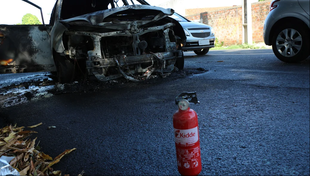 Extintor de incêndio do veículo não foi suficiente para apagar as chamas
