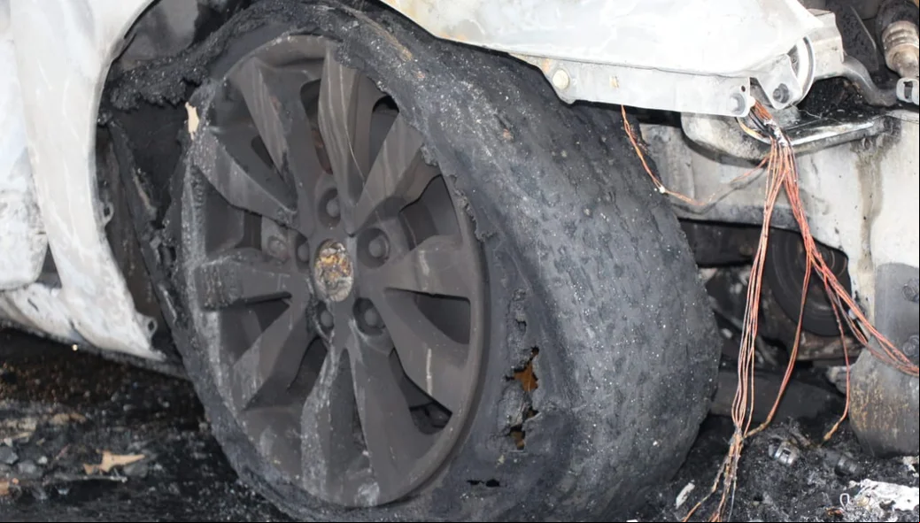 Pneu do veículo que pegou fogo ficou destruído