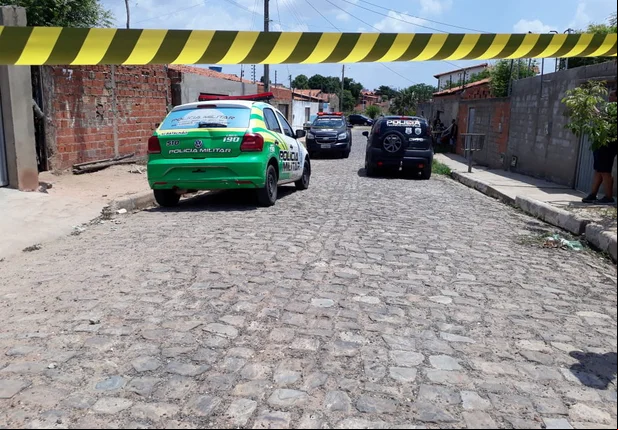 Equipes da PM, DHPP e perícia criminal estiveram no local