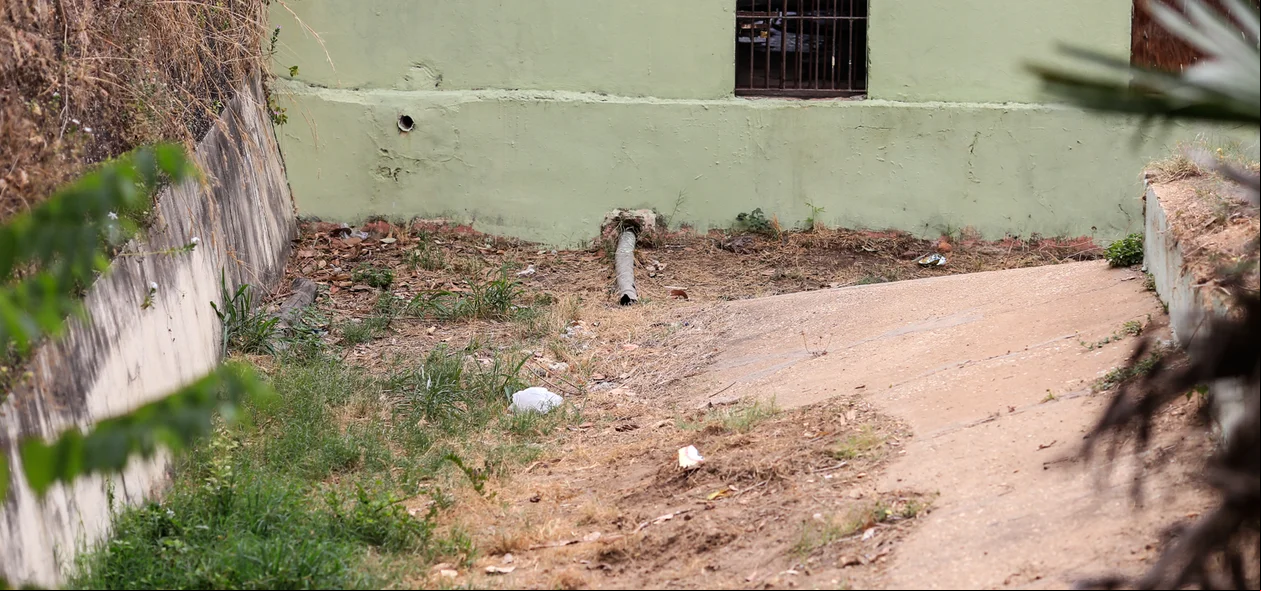 Não tem água no local