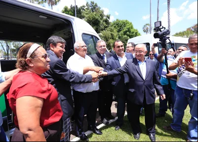 Entrega de vans aconteceu no Palácio de Kanark