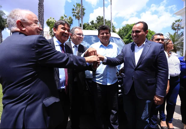 Entrega de 17 vans em solenidade no Palácio de Kanark