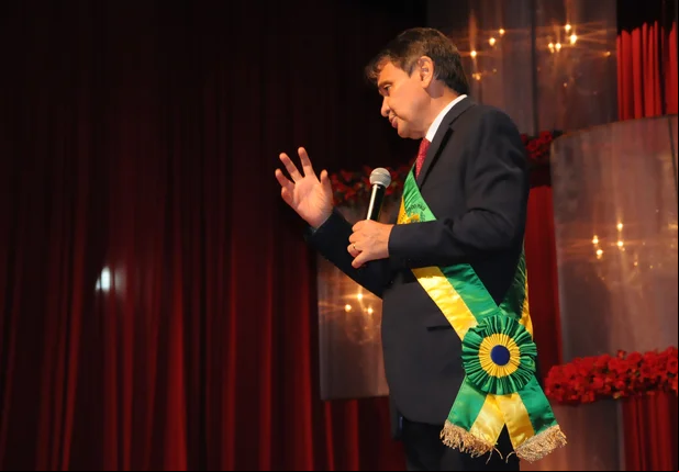 Governo entrega medalhas a personalidades em Teresina 
