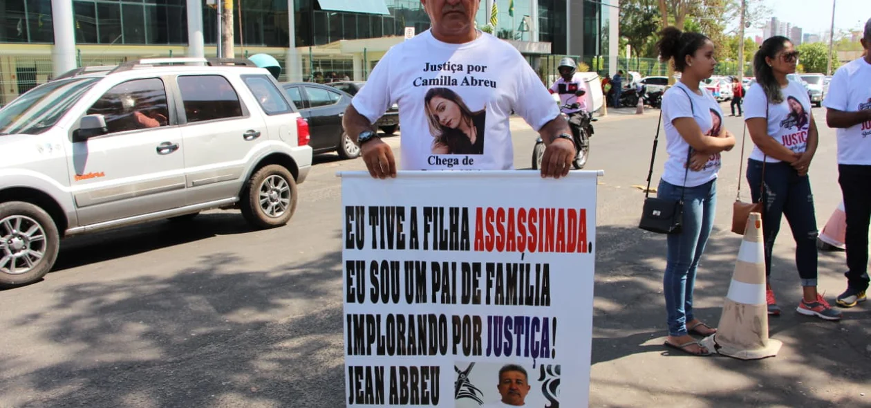 Ato na frente do TJ marca um ano da morte de Camilla Abreu