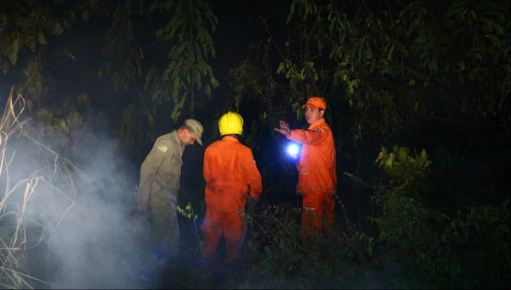 Bombeiros apagando o fogo