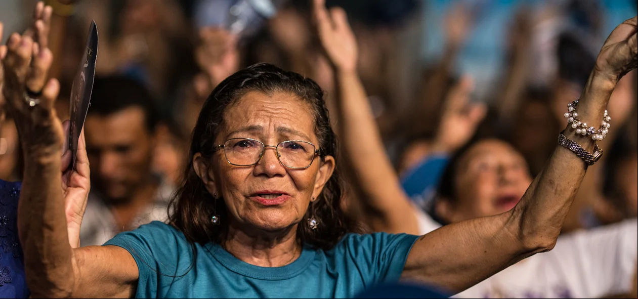 Católicos na missa