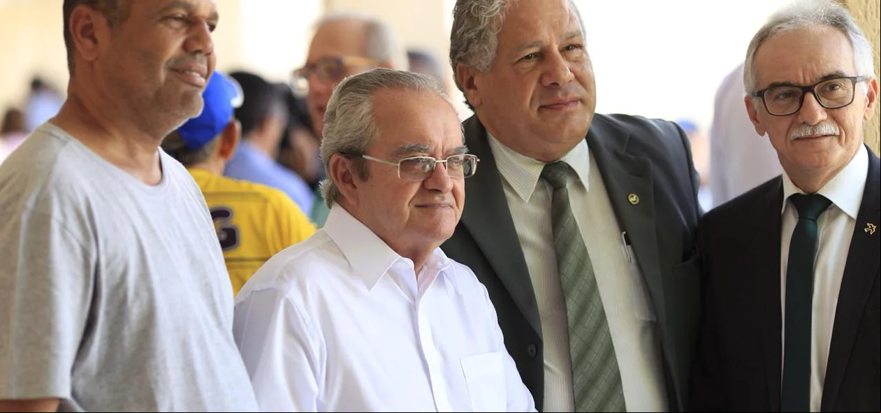 Familiares e amigos se despedem de Cesarino Oliveira durante velório