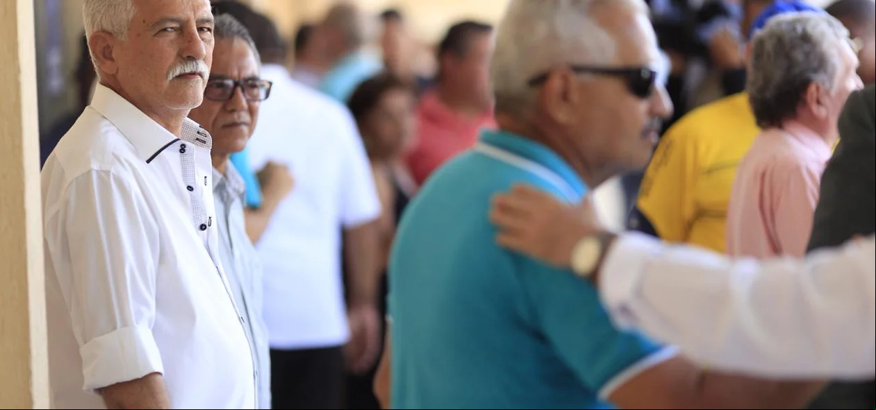 Familiares no velório de Cesarino Oliveira
