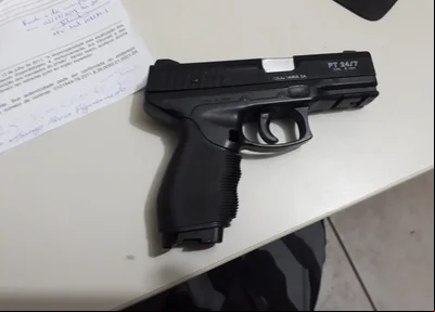 Arma encontrada com o casal