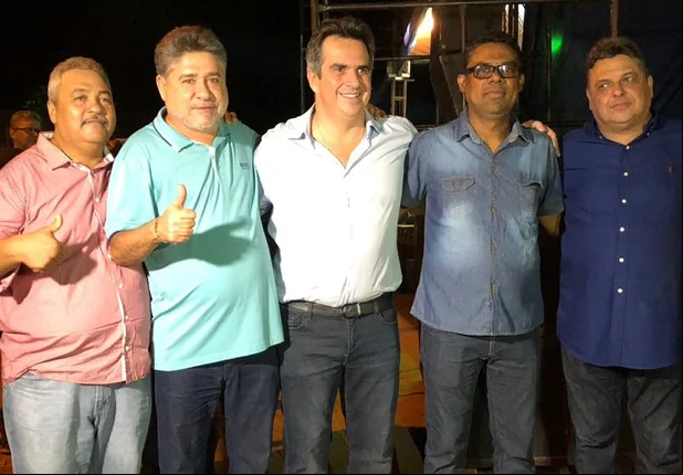 João Mádison ao lado de lideranças políticas em Amarante