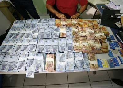 Foram apreendidas cédulas de R$ 20,00, R$ 50,00 e R$ 100,00