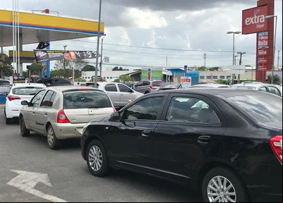 Longas filas registradas em postos de combustíveis