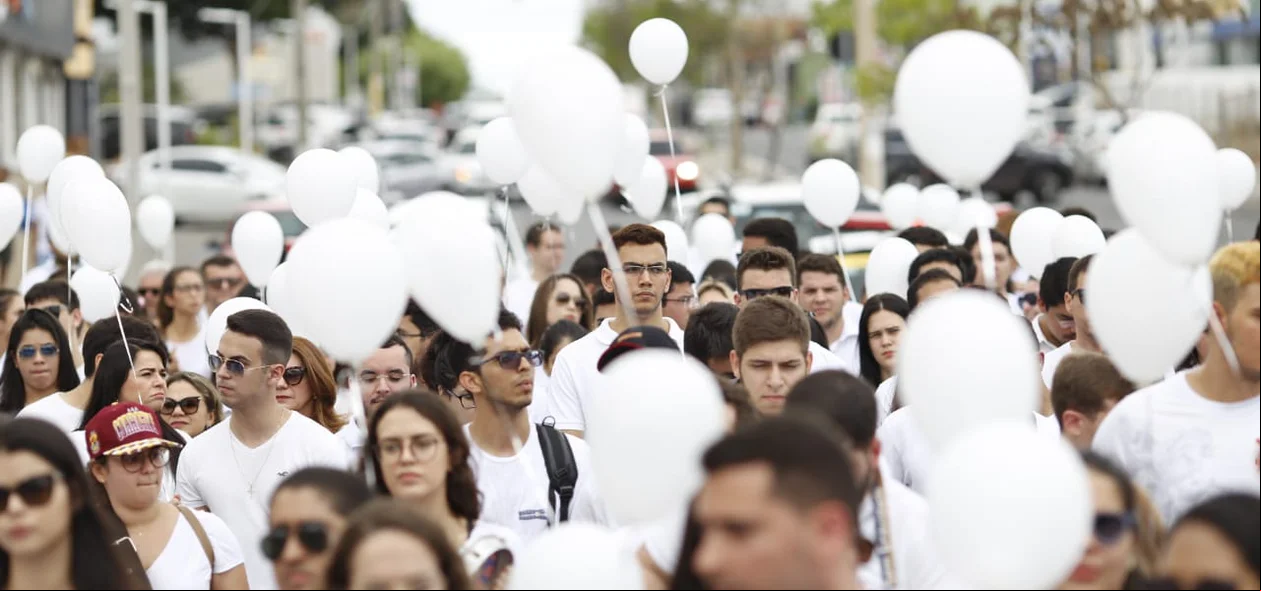 Estudantes e  amigos de Rayron protestam contra a violência