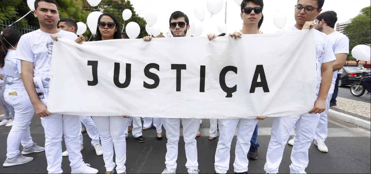 Faixa pedindo justiça