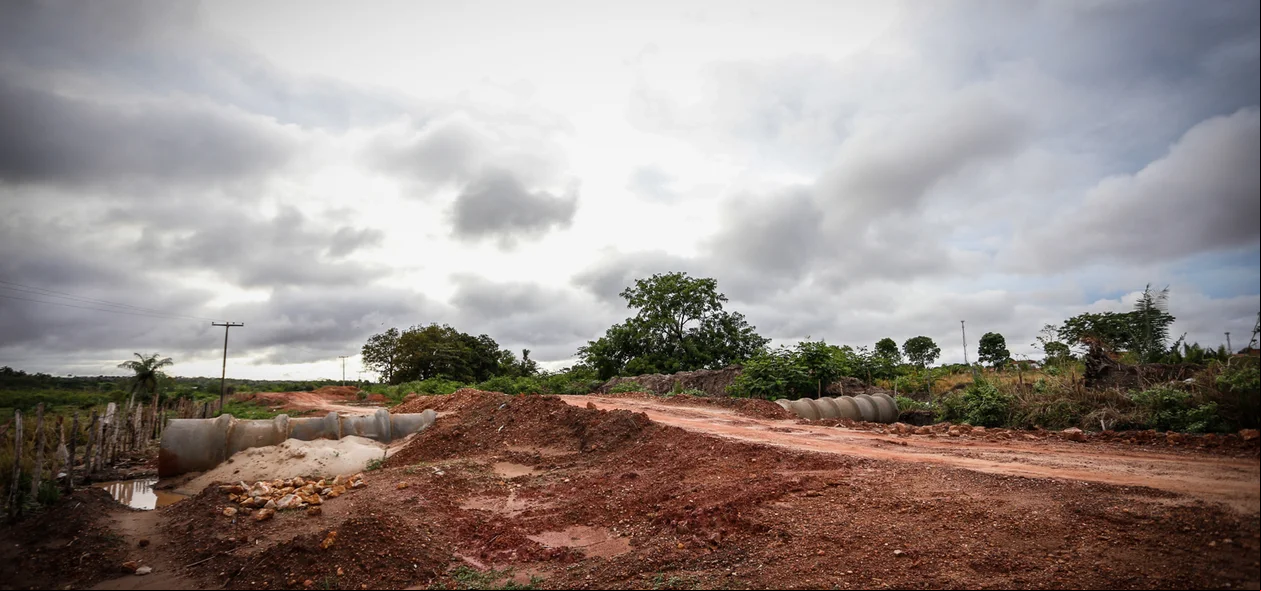 Obra inacabada na avenida São Francisco que liga os bairros do Tancredo Neves até o Parque Poti  