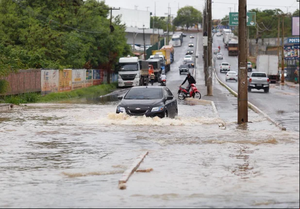 Parte da avenida Joaquim Nelson alagada