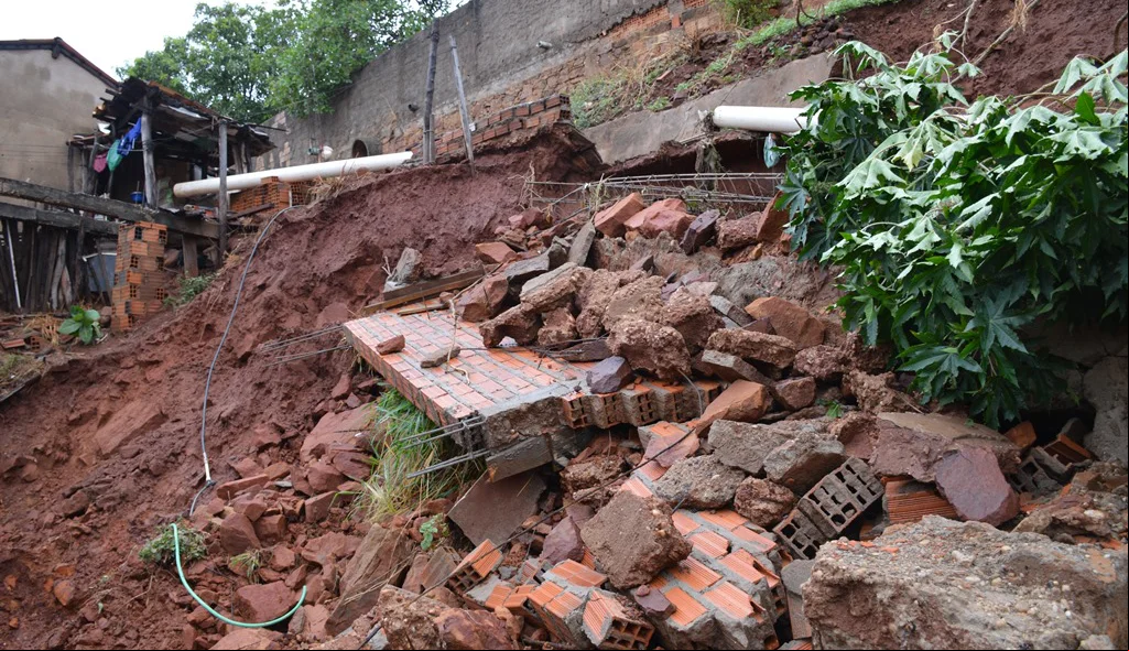 Galeria se rompe e causa prejuízos no bairro Paroquial