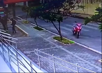 Momento em que engenheiro é assaltado 