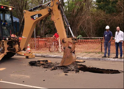  Cratera se abre na Avenida Raul Lopes