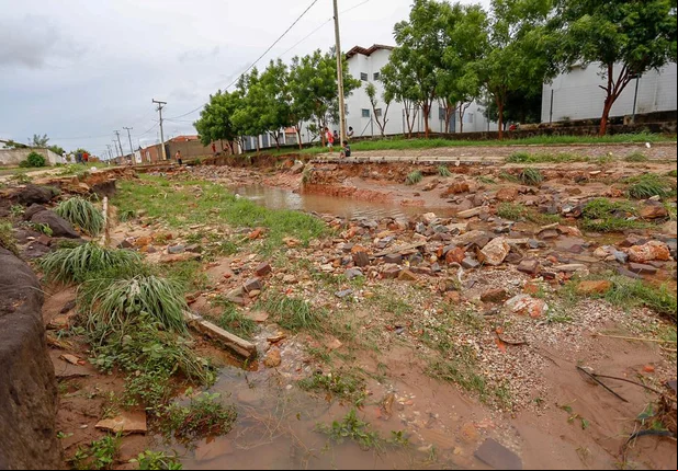 Moradores reclamam de descaso no Residencial Torquato Neto